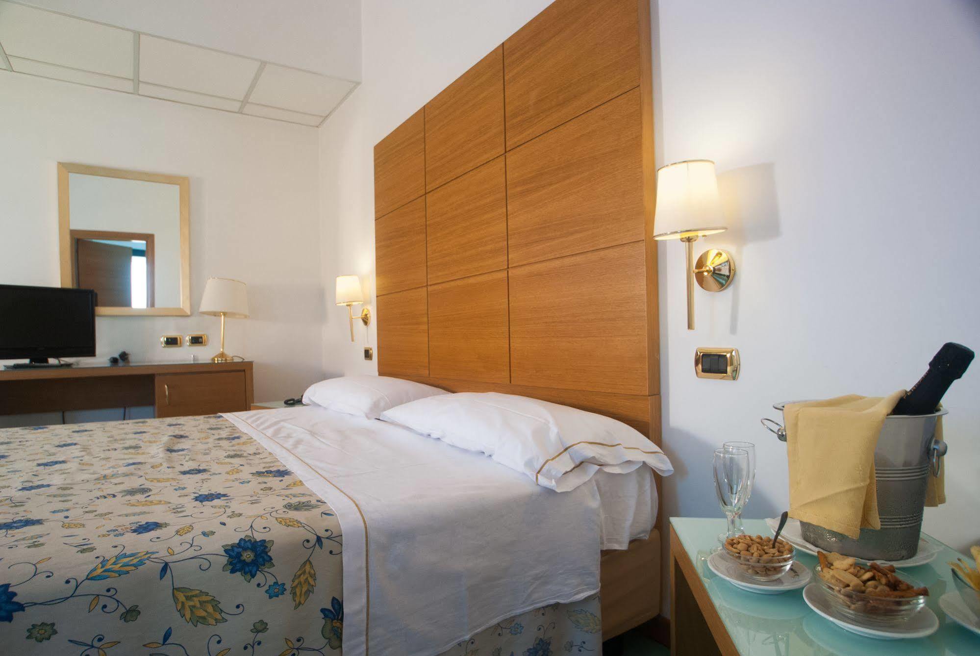 City Hotel คาโซริอา ภายนอก รูปภาพ