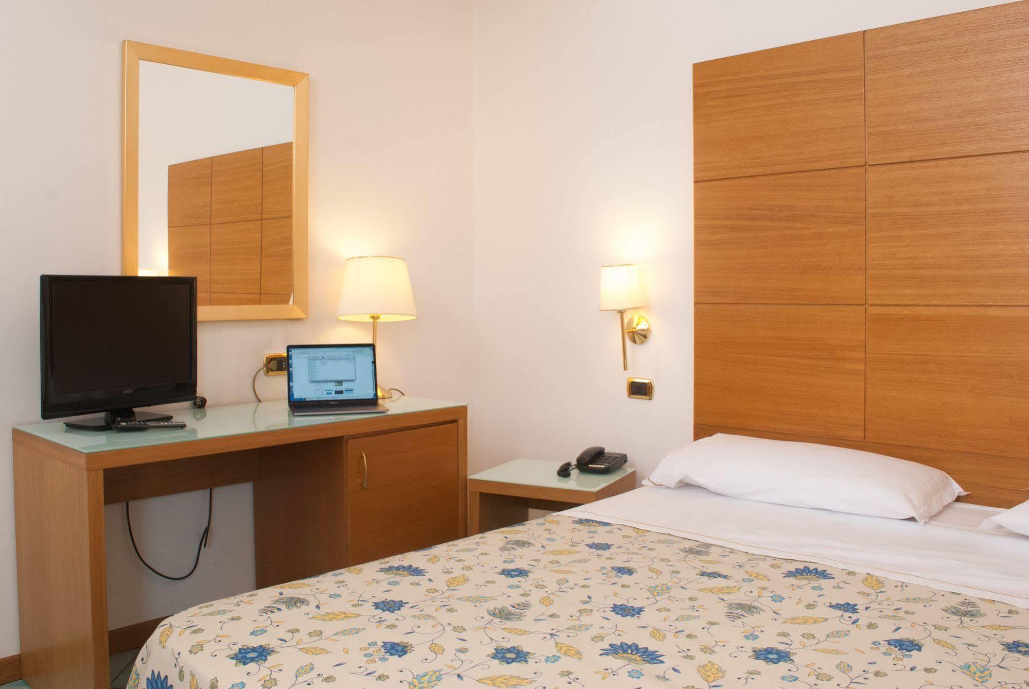 City Hotel คาโซริอา ภายนอก รูปภาพ